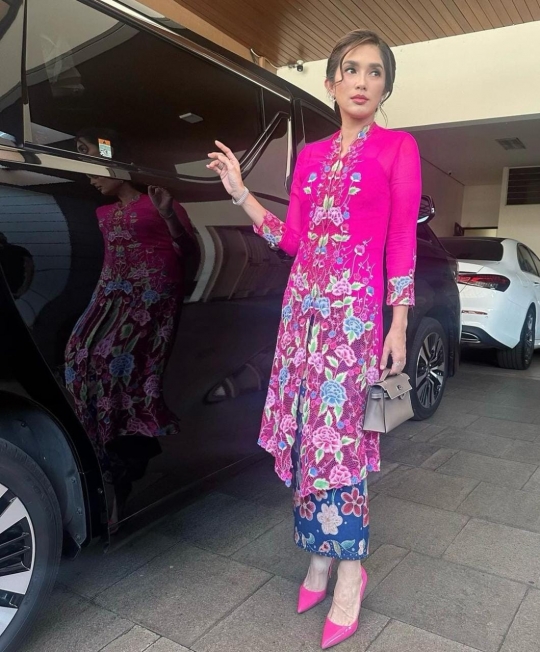 Ussy Sulistiawaty Tampil Stunning Berbaju Pink, Netizen Soroti Tubuh yang Makin Kurus