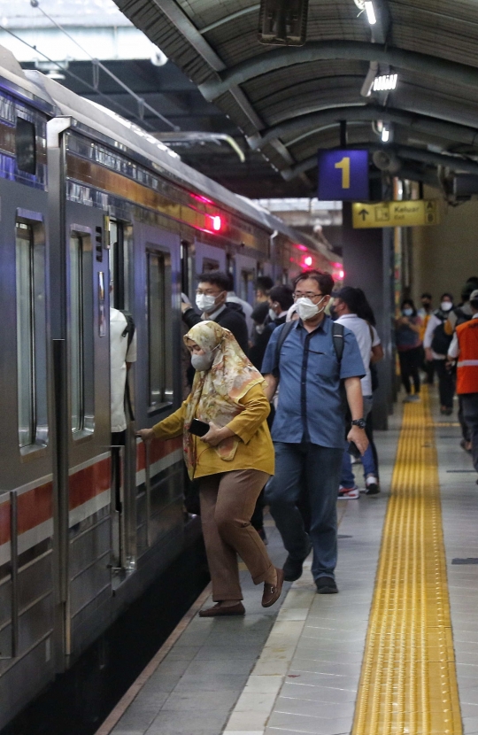 Foto : Aturan Wajib Masker Resmi Dicabut, Penumpang KRL Akhirnya Bisa ...