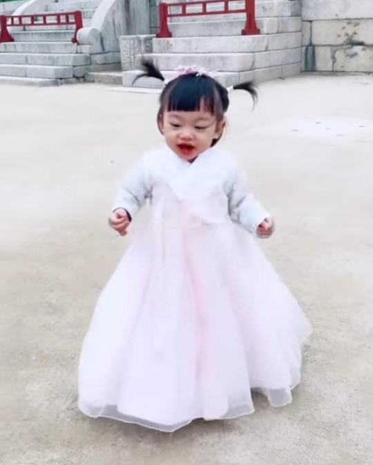 Cantik & Menggemaskan, Potret Baby Bible Anak Felicya Angelista Pakai Hanbok di Korea