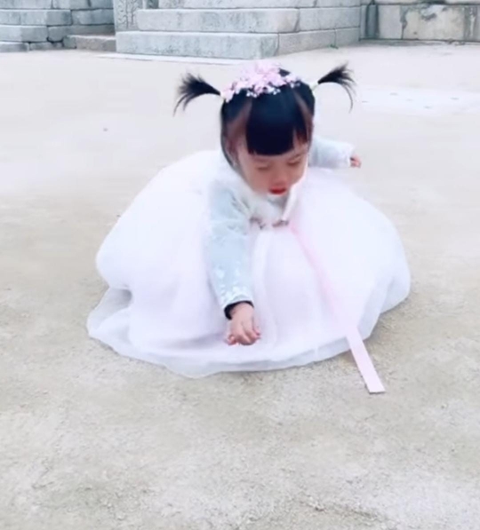 Cantik & Menggemaskan, Potret Baby Bible Anak Felicya Angelista Pakai Hanbok di Korea