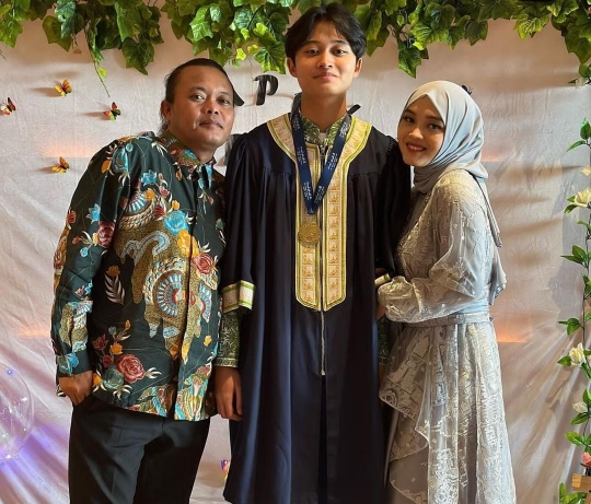 Tinggi & Makin Ganteng, Potret Rizwan Anak Sule di Momen Wisuda Curi Perhatian