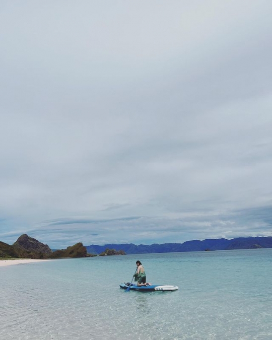 Foto Keseruan Prilly Latuconsina Liburan di Labuan Bajo, Penampilannya Curi Perhatian