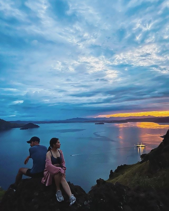 Foto Keseruan Prilly Latuconsina Liburan di Labuan Bajo, Penampilannya Curi Perhatian