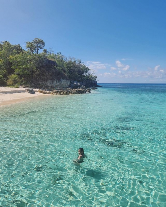 Foto Keseruan Prilly Latuconsina Liburan di Labuan Bajo, Penampilannya Curi Perhatian