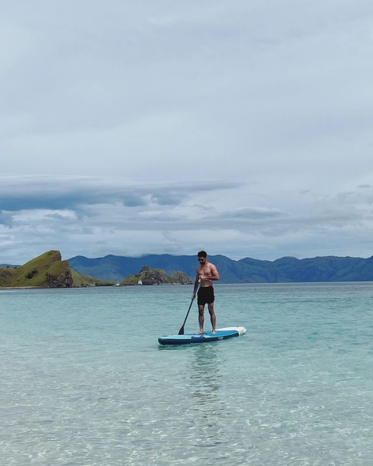 Foto Keseruan Prilly Latuconsina Liburan di Labuan Bajo, Penampilannya Curi Perhatian