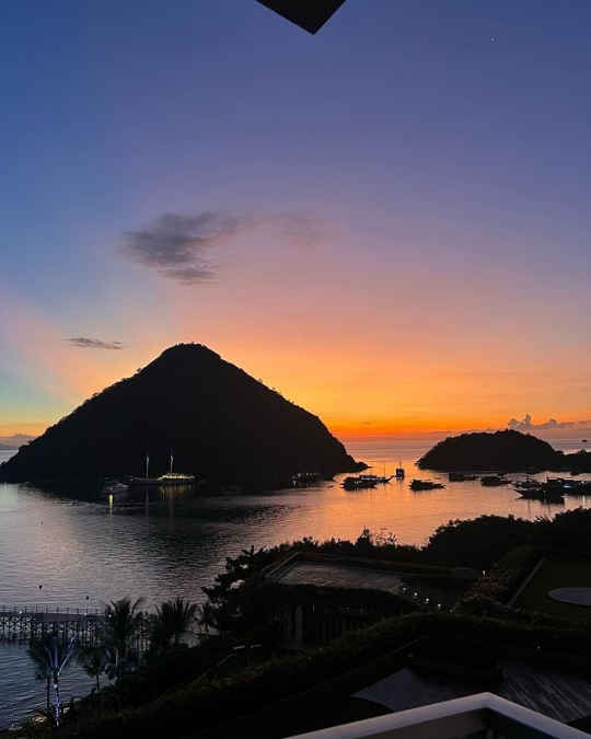 Foto Keseruan Prilly Latuconsina Liburan di Labuan Bajo, Penampilannya Curi Perhatian