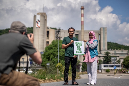 Protes Jakarta Tenggelam, Warga Pulau Pari Datangi Pabrik Holcim di Swiss