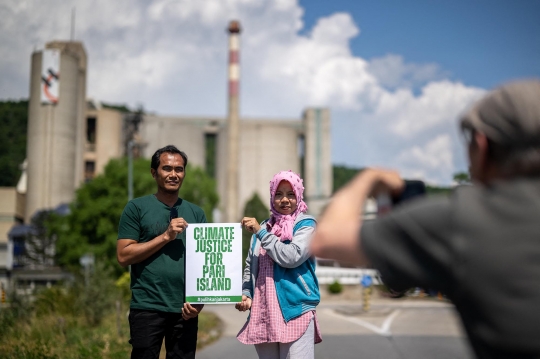 Protes Jakarta Tenggelam, Warga Pulau Pari Datangi Pabrik Holcim di Swiss