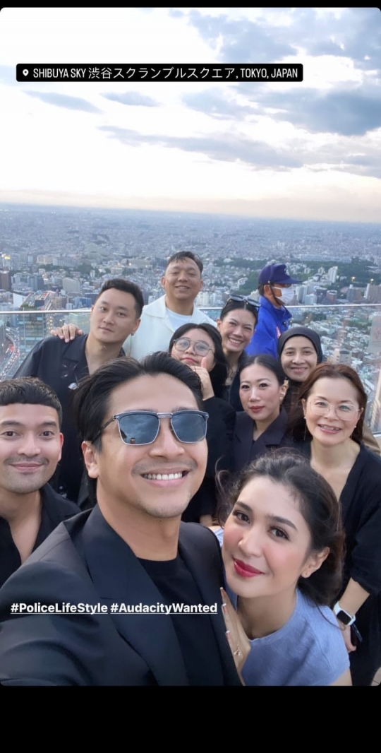 Romantis! ini Deretan Foto Mikha Tambayong dan Deva Mahenra Liburan di Jepang