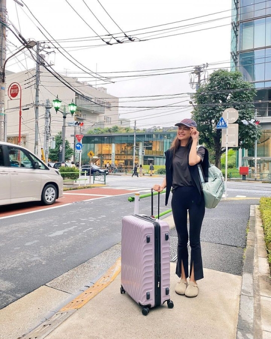 Romantis! ini Deretan Foto Mikha Tambayong dan Deva Mahenra Liburan di Jepang