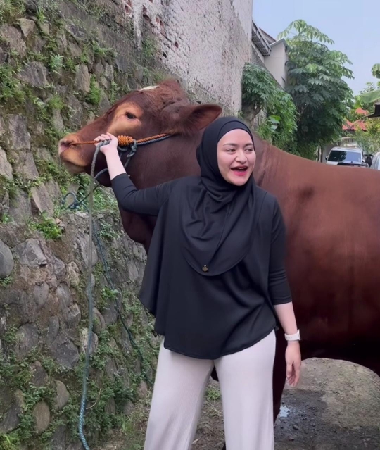 Potret Nathalie Holscher Berburu Sapi Kurban Seberat 1 Ton, Begini Hasilnya