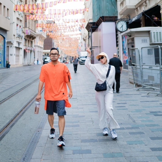 6 Gaya Shandy Purnamasari Jalan-jalan di Turki, Penampilannya Curi Perhatian