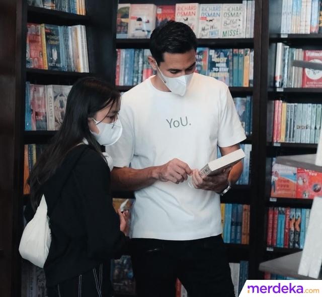 Sweet Banget, Ini 7 Potret Darius Sinathrya Hangout Bareng Putri Cantiknya