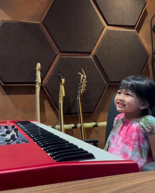 Kocak! Begini Tingkah Menggemaskan Zunaira Anak Syahnaz saat Main Piano