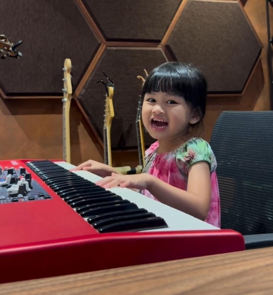 Kocak! Begini Tingkah Menggemaskan Zunaira Anak Syahnaz saat Main Piano