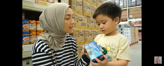 Lucunya Baby Athar yang Nangis Merengek Minta Es Krim saat Citra Kirana Sibuk Belanja