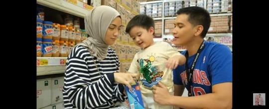 Lucunya Baby Athar yang Nangis Merengek Minta Es Krim saat Citra Kirana Sibuk Belanja