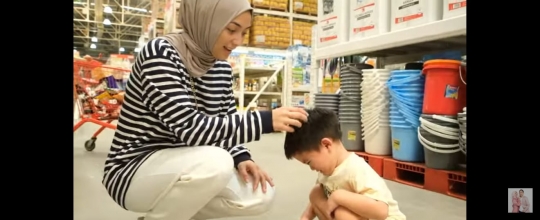 Lucunya Baby Athar yang Nangis Merengek Minta Es Krim saat Citra Kirana Sibuk Belanja