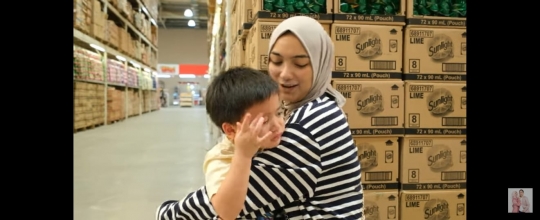 Lucunya Baby Athar yang Nangis Merengek Minta Es Krim saat Citra Kirana Sibuk Belanja