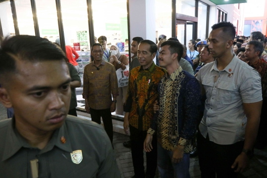 Momen Presiden Jokowi Asyik Ngopi di Jakarta Fair 2023
