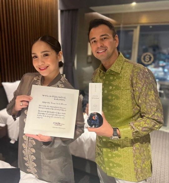 Keren! Raffi Ahmad & Nagita Slavina Dapat Penghargaan dari WCIF 2023 di Korea Selatan