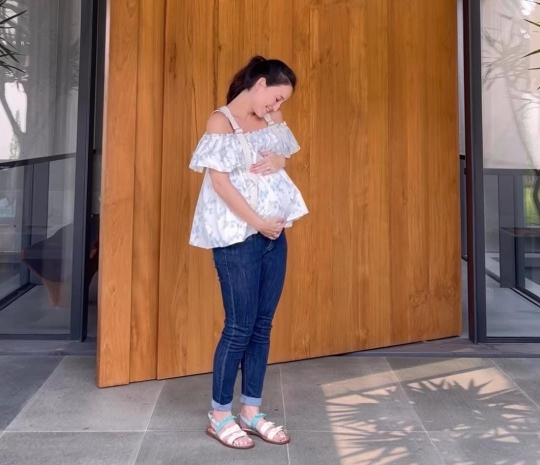Bumil Cantik Curi Perhatian, 6 Potret Julie Estelle Pamer Baby Bump Kehamilan Pertama