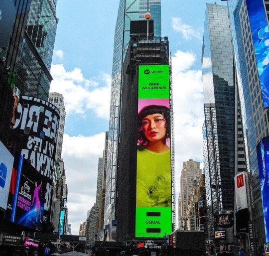 Keren! Potret Rinni Wulandari Terpampang di New York Times Square