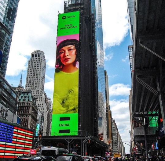 Keren! Potret Rinni Wulandari Terpampang di New York Times Square