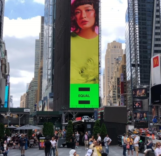 Keren! Potret Rinni Wulandari Terpampang di New York Times Square