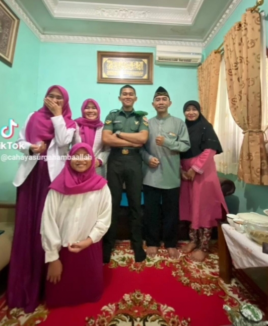 Ayu Ting Ting Ternyata Punya Sepupu TNI, ini Potretnya Pose sama Ayah Ojak & Istri