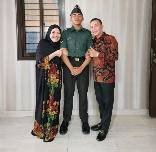 Ayu Ting Ting Ternyata Punya Sepupu TNI, ini Potretnya Pose sama Ayah Ojak & Istri