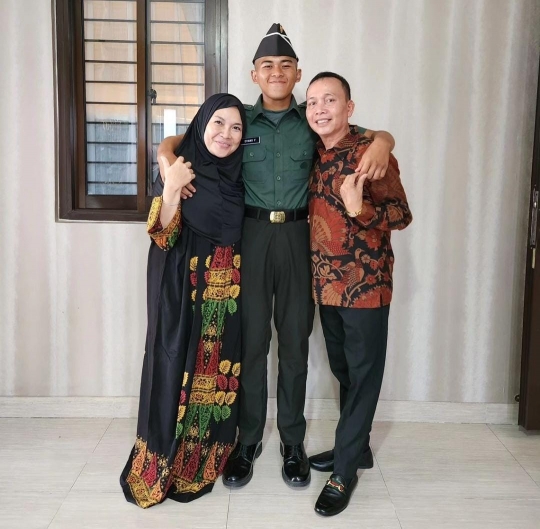 Ayu Ting Ting Ternyata Punya Sepupu TNI, ini Potretnya Pose sama Ayah Ojak & Istri