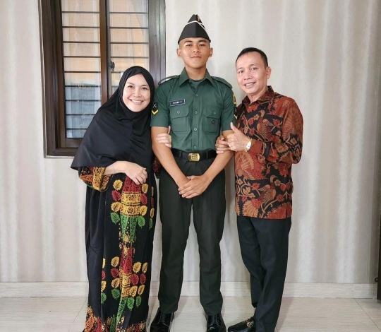 Ayu Ting Ting Ternyata Punya Sepupu TNI, ini Potretnya Pose sama Ayah Ojak & Istri