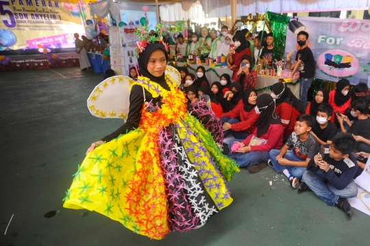 Kreativitas Murid SDN di Depok Fashion Show dengan Kostum Limbah Plastik