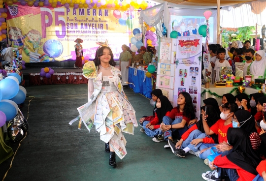 Kreativitas Murid SDN di Depok Fashion Show dengan Kostum Limbah Plastik