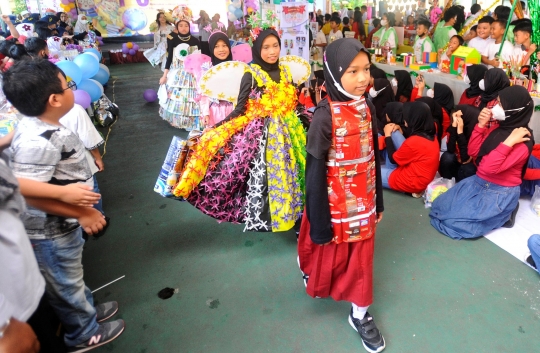 Kreativitas Murid SDN di Depok Fashion Show dengan Kostum Limbah Plastik