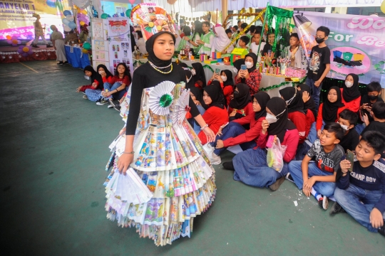 Kreativitas Murid SDN di Depok Fashion Show dengan Kostum Limbah Plastik