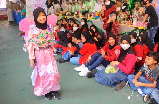 Kreativitas Murid SDN di Depok Fashion Show dengan Kostum Limbah Plastik