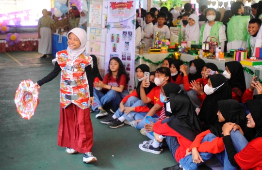 Kreativitas Murid SDN di Depok Fashion Show dengan Kostum Limbah Plastik