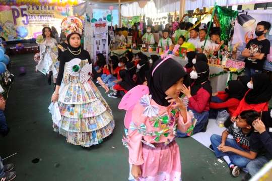 Kreativitas Murid SDN di Depok Fashion Show dengan Kostum Limbah Plastik