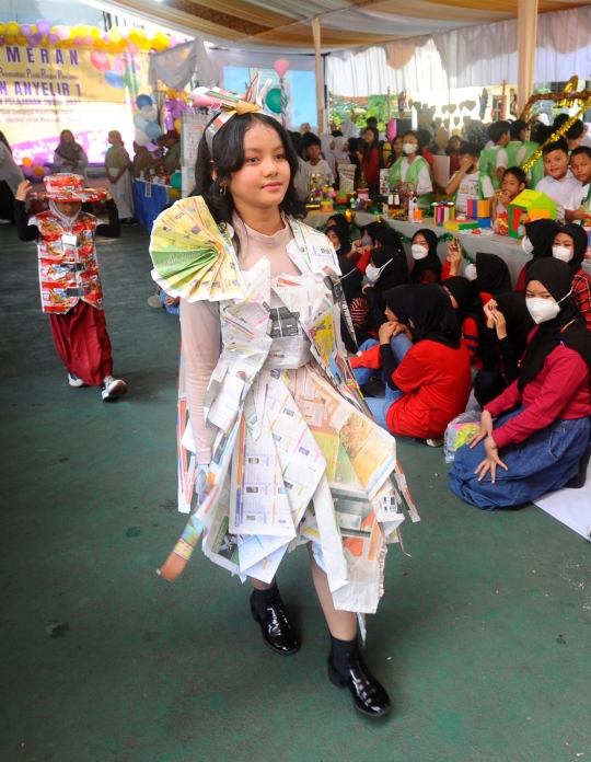 Kreativitas Murid SDN di Depok Fashion Show dengan Kostum Limbah Plastik