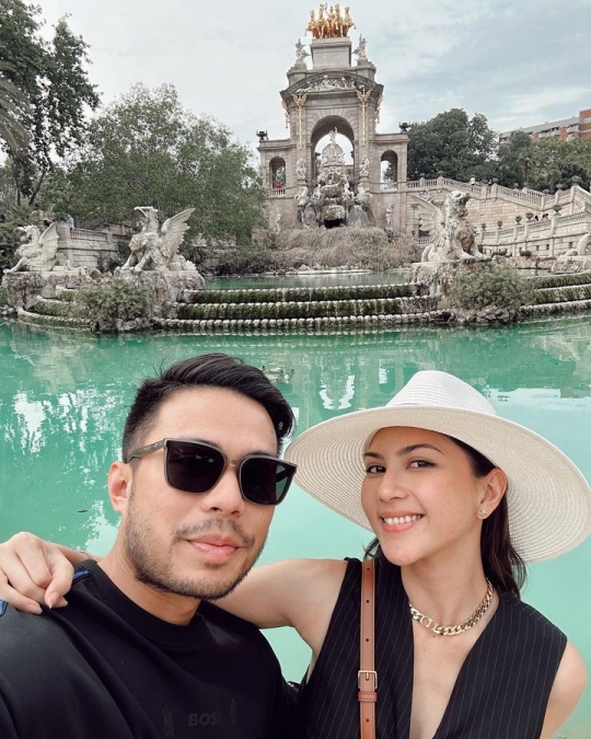 6 Potret Cantik Jessica Mila Bulan Madu di Barcelona, Romantis Bareng Suami