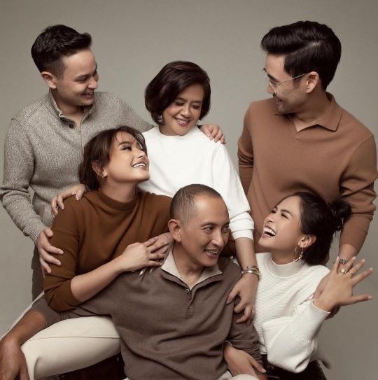 7 Foto Keluarga Maudy Ayunda yang Disebut Family Goals dan Good Looking Semua