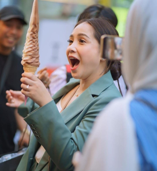 Potret Gemas Nagita Slavina dan Raffi Ahmad Makan Es Krim Bareng di Korea Selatan