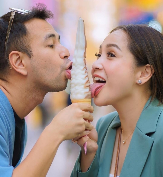 Potret Gemas Nagita Slavina dan Raffi Ahmad Makan Es Krim Bareng di Korea Selatan