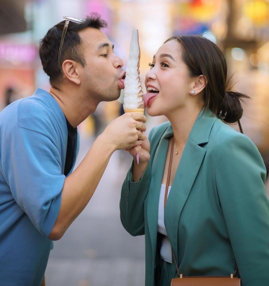 Potret Gemas Nagita Slavina dan Raffi Ahmad Makan Es Krim Bareng di Korea Selatan