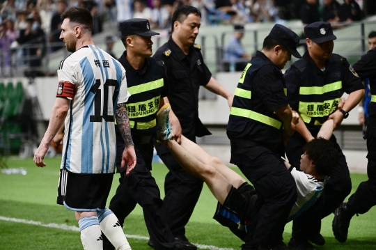 Momen Suporter Argentina di China Nekat Terobos Lapangan Demi Peluk Messi