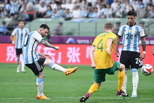 Momen Suporter Argentina di China Nekat Terobos Lapangan Demi Peluk Messi