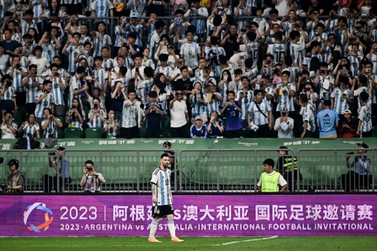 Momen Suporter Argentina di China Nekat Terobos Lapangan Demi Peluk Messi