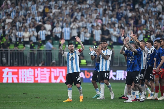 Momen Suporter Argentina di China Nekat Terobos Lapangan Demi Peluk Messi